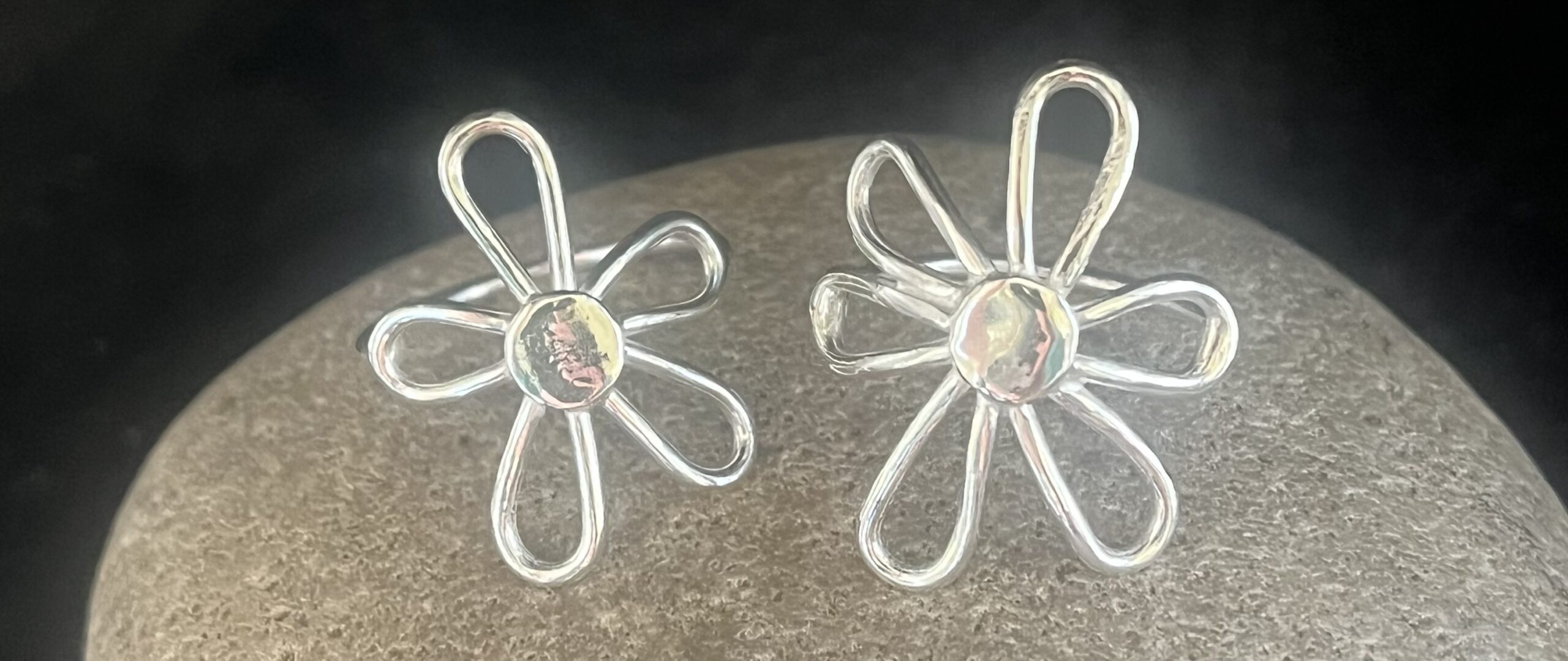 Sterling silver hand made flower ring.
Size needed on ordering